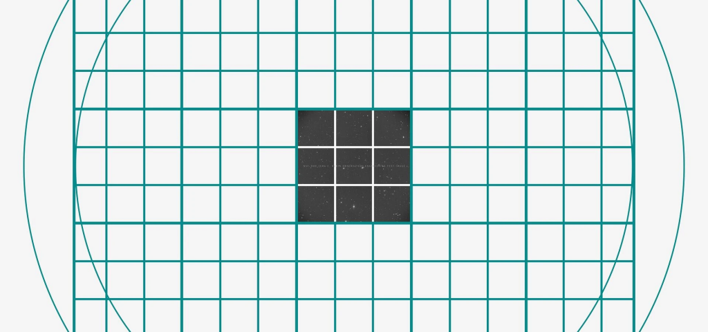 Une comparaison de l'aire couverte par la caméra d'essai (carrés noirs au centre) et l'aire que couvrira la caméra de LSST (ensemble de la grille). Crédits : RubinObs/NOIRLab/SLAC/NSF/DOE/AURA